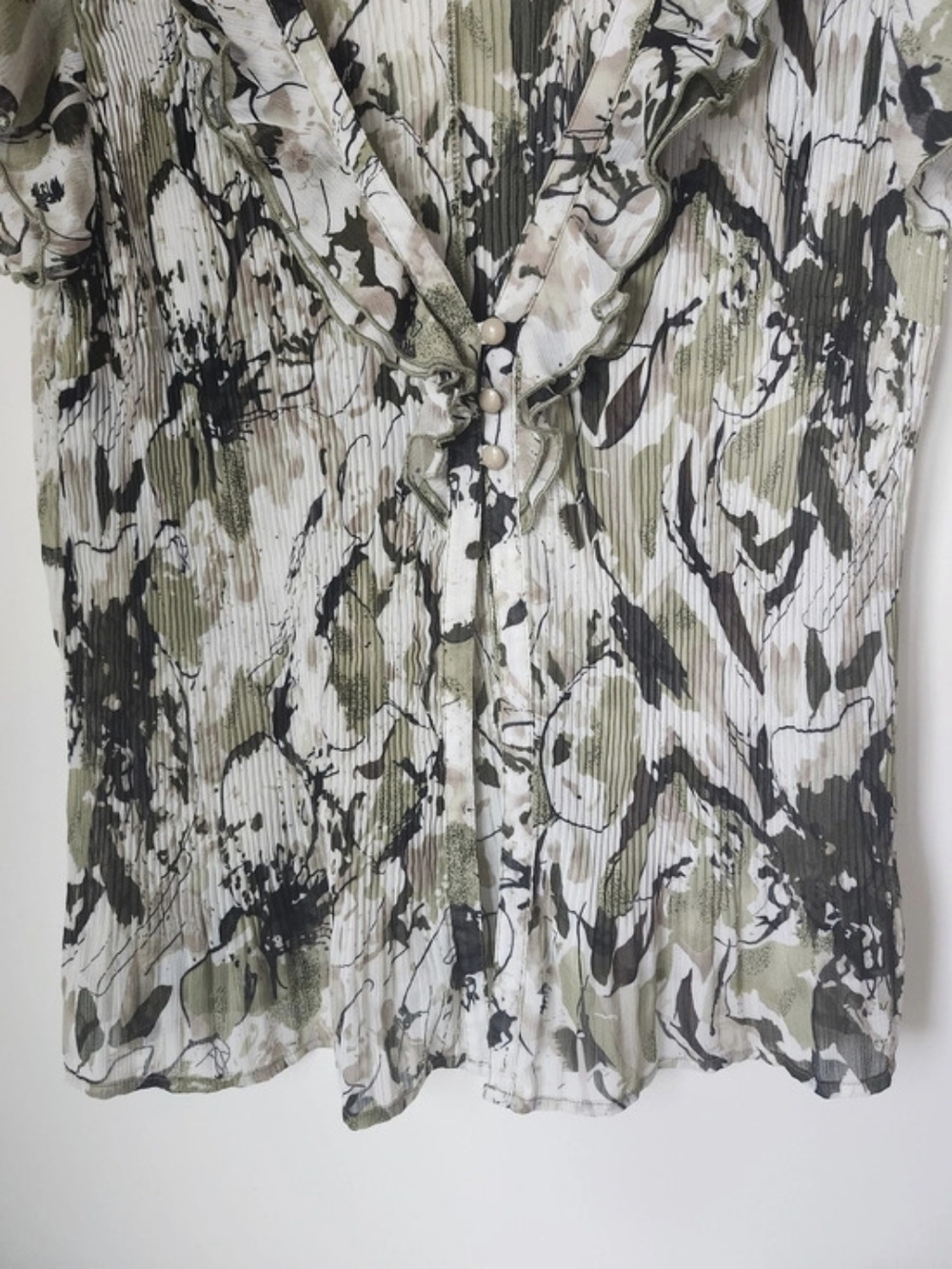 Green & Whitr Abstract Short Sleeve Blouse - Picture 5 of 8